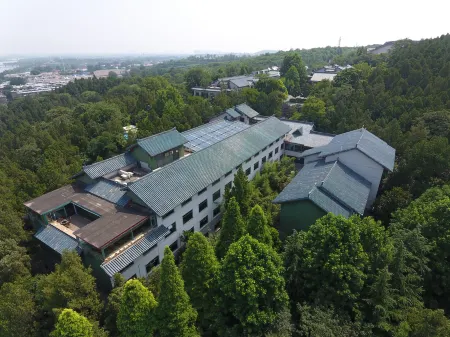 Dong Shan Hotel Отели рядом с достопримечательностью «Xiangshan Temple»