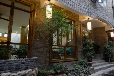 Geometric Qingsu High-end Holiday Homestay (Fenghuang Ancient City Hongqiao Branch) Hotel dekat Huangsi Bridge Ancient City