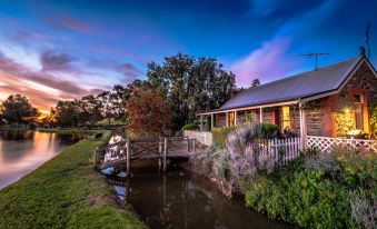 Stonewell Cottages & Vineyards