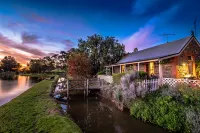Stonewell Cottages & Vineyards