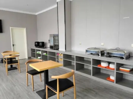 7 Days Premium Hotel (Jiyuan Tiantan Road Xinyao City Plaza) Отели рядом с достопримечательностью «Wangwu Mountain»