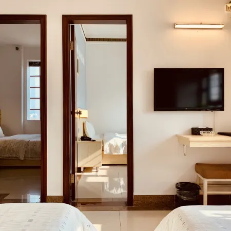Fengju Business Hotel (Hourui Metro Station, Shenzhen Airport) Отели рядом с Аэропорт Шэньчжэнь