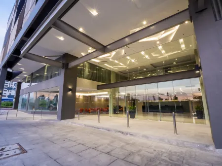 Sequoia Hotel Manila Bay Отели рядом с достопримечательностью «Arista Place»
