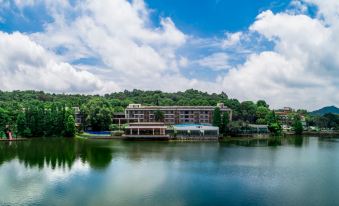 Baiyun Lakeside Hotel (Nanhu Tourism Center)