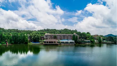 Baiyun Lakeside Hotel (Nanhu Tourism Center)