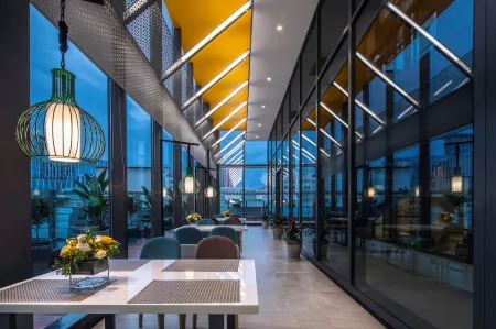 Ibis Styles Hotel (Kunming Nanping Pedestrian Street) Отели рядом с достопримечательностью «Southwest Forestry University Bailong Campus»