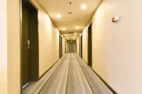 Zhongzhou Hotel (Jiaozuo High-Speed Railway Station Wangfujing Plaza)