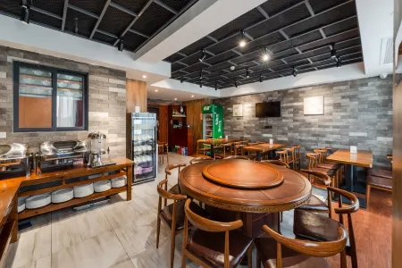 Urba Hotel (Yichun Wanda High Speed Railway Station) Отели рядом с достопримечательностью «Yichun Drum Tower»