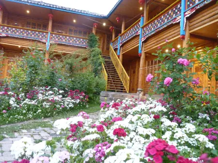 Lugu Lake Hualou Hotel Отели рядом с достопримечательностью «Zouhun Bridge (Walking Marriage Bridge)»