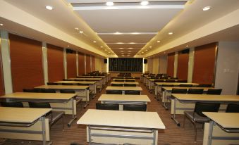 The conference room is spacious and features rows of long tables in the middle, along with an empty area at Da Zhong Airport Hotel