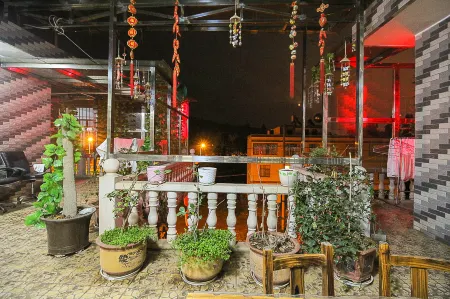 Shizong Donglai Inn Отели в г. Шицзун