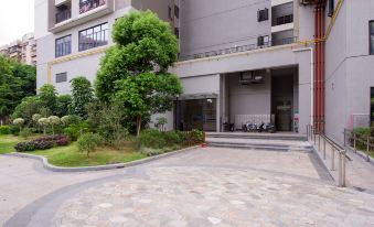 Lvzhou Xinyuan Apartment Hotel (Zhuhai Chengfeng Shuijingzuo)