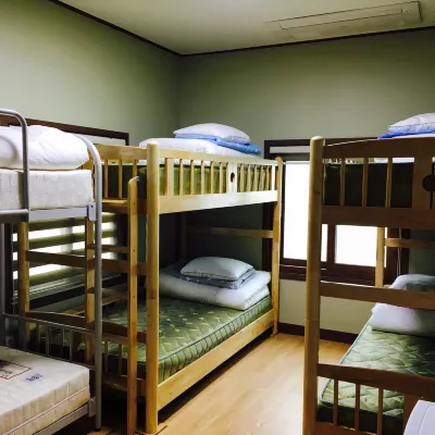 Jeju Ever Guest House Отели рядом с достопримечательностью «Чхон-Канса»