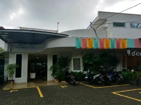 Comfy Room at Buring Homestay Отели рядом с достопримечательностью «Malang City Square»