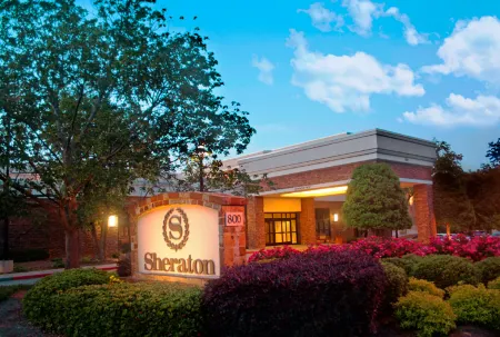Sheraton Atlanta Perimeter North Hotel Отели рядом с достопримечательностью «Azalea Park Boardwalk, Roswell»