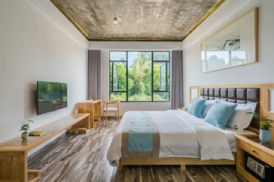Mid-mountain Cloud & Water Hotel