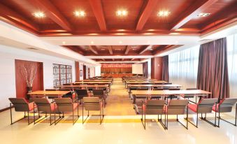 a restaurant with rows of tables in the middle, alongside an empty room at Beidaihe Bei Hua Yuan Sea View Hotel (Beidaihe Biluo Tower)