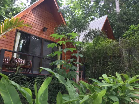 Hug Night Home & Resort Отели в г. Мае-Он