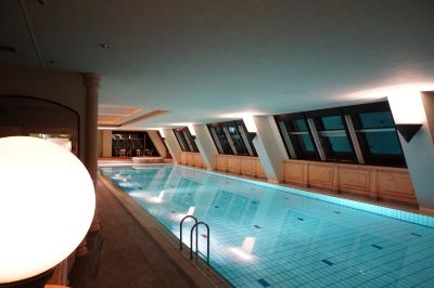 屋内プール ホテルアラマンダ青山の写真