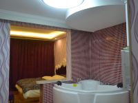青岛678机场公寓酒店(申港花园店) - 主题浴缸小套房