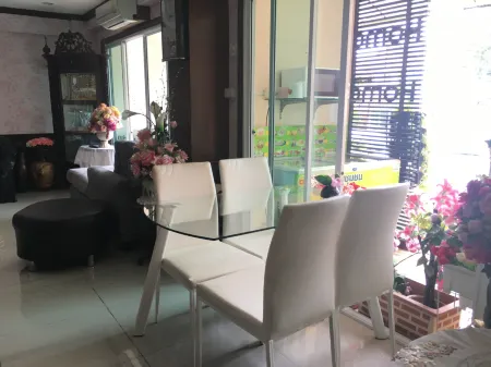 Home Sweet Home Place Отели рядом с достопримечательностью «Phra Prang Sam Yot»