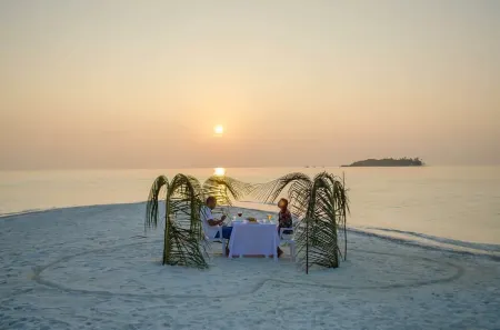 Ameera Maldives Отели рядом с достопримечательностью «Meeru Island Resort and Spa»