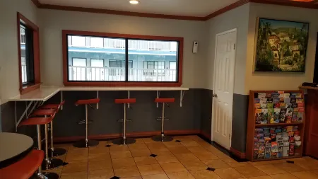 Sunset West Hotel, SureStay Collection by Best Western Отели рядом с достопримечательностью «Macy's 4th of July Fireworks»