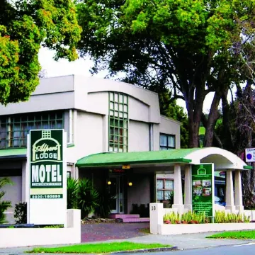 Alpers Lodge & Conference Centre Отели рядом с достопримечательностью «Гора Еден»