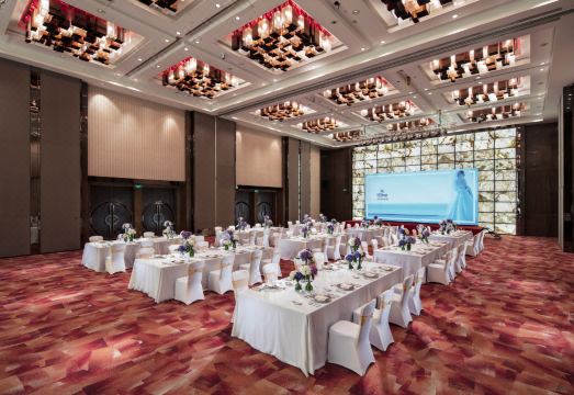 힐튼 광저우 톈허의 야외 수영장 전경