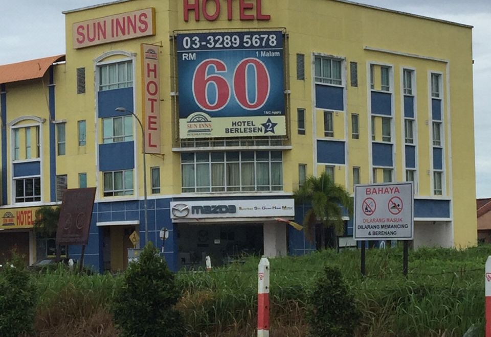 "a yellow hotel building with the name "" hotel sun inn "" and its contact information on the side" at Sun Inns Hotel Kuala Selangor