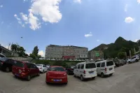 Lingbao Changqingshanju Hotel - موقف سيارات
