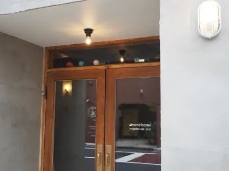 almond hostel & cafe Shibuya Отели рядом с достопримечательностью «Университет Токай»