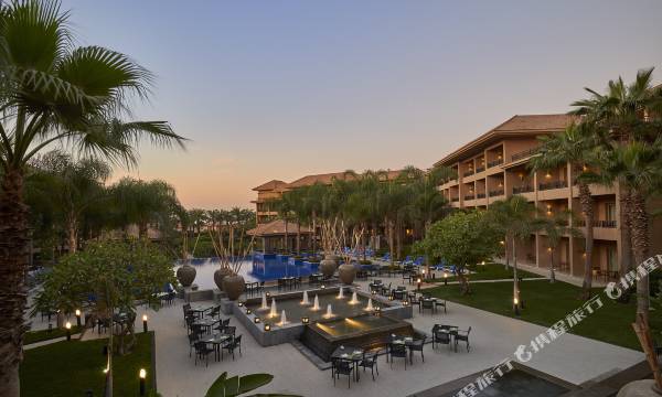 Dusit Thani LakeView Cairo