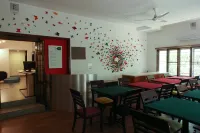 Locul Uptown - Near Bangalore Palace Grounds - 호스텔