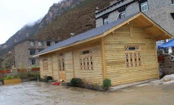 Daocheng Xueyu Binyue Boutique Hotel