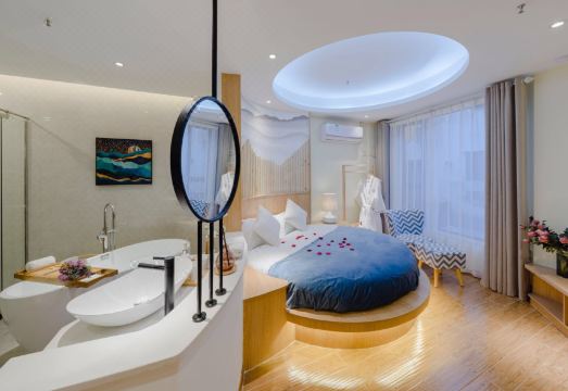 Qingyan Boutique Riverview Holiday Hotel