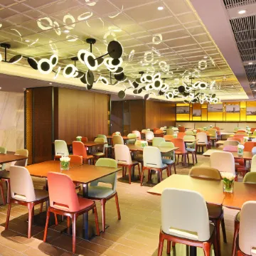 Hampton by Hilton Zhuhai Chengfeng Plaza Отели рядом с достопримечательностью «Чжухай Политехническая Профессиональная Техническая Школа»