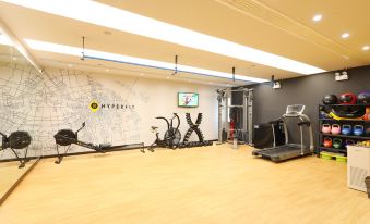 The gym is located in a one-bedroom apartment with an open concept at Jinjiang Metropolo Classiq Jing'An Hotel