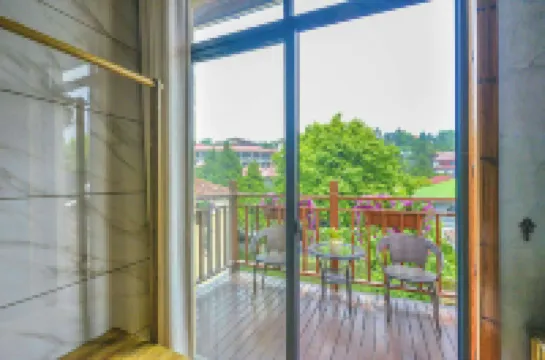 Lushan Yunlianju Chinese Inn (Guling Street)