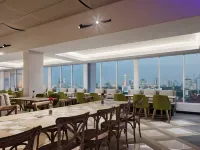 麥克斯萬酒店@雅加達白金哈亞烏魯克 鄰近默迪卡宮的酒店