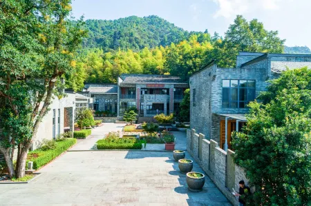 Lushan Tourism Resort - Daoyuan College Отели рядом с достопримечательностью «Yashan Forest Farm»