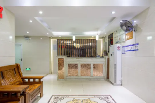 Baishun Hotel (Guangzhou Zhongda Affiliated Cancer Hospital Quzhuang Subway Station) Отели рядом с достопримечательностью «Longzhu»