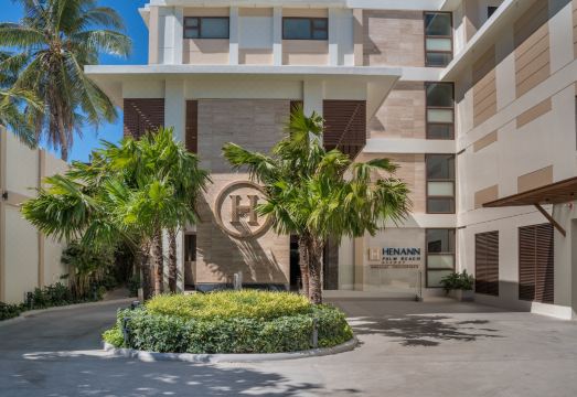 리조트 수영장 전경