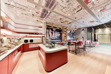 Ibis Hotel (Guangzhou pazhou Convention and Exhibition Center Haizhu Wetland Park) Отели рядом с достопримечательностью «Guangdong Science Center»