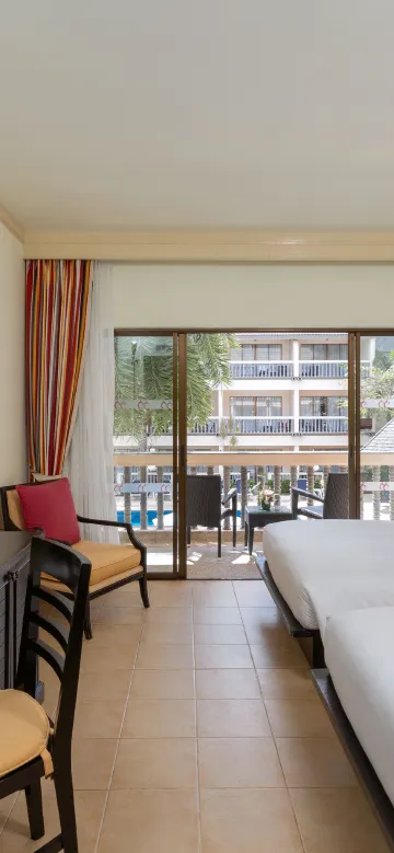 ห้องครอบครัว เตียงใหญ่ 2 เตียง ทางเข้าสระว่ายน้ำ