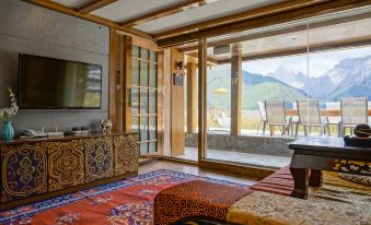 Yading Zhaxi Kongshu Tibetan Culture Theme Hotel