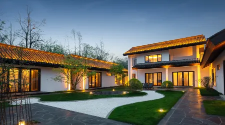 Huajianchi Chunshang Hot Spring Hotel Отели рядом с достопримечательностью «Huajianchi·chunshang Hot Spring Theme Park»