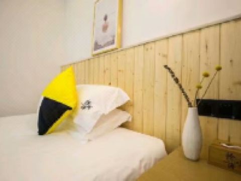 舟山拾间海民宿 - 蔚蓝山景大床房