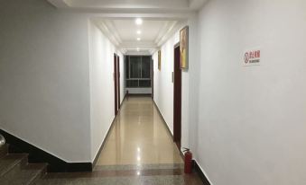 Longxing Business Hotel (Yangchun Railway Station Branch)