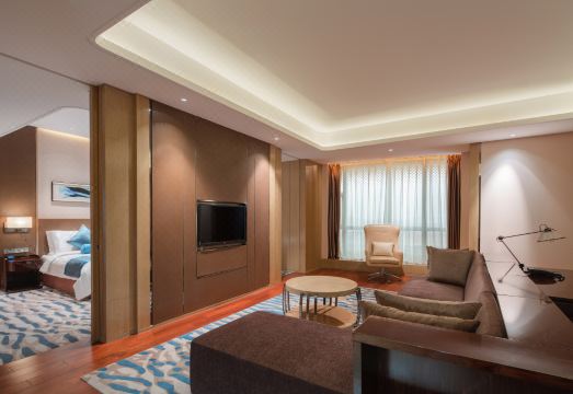 크라운 플라자 호텔 객실 침대 및 전경